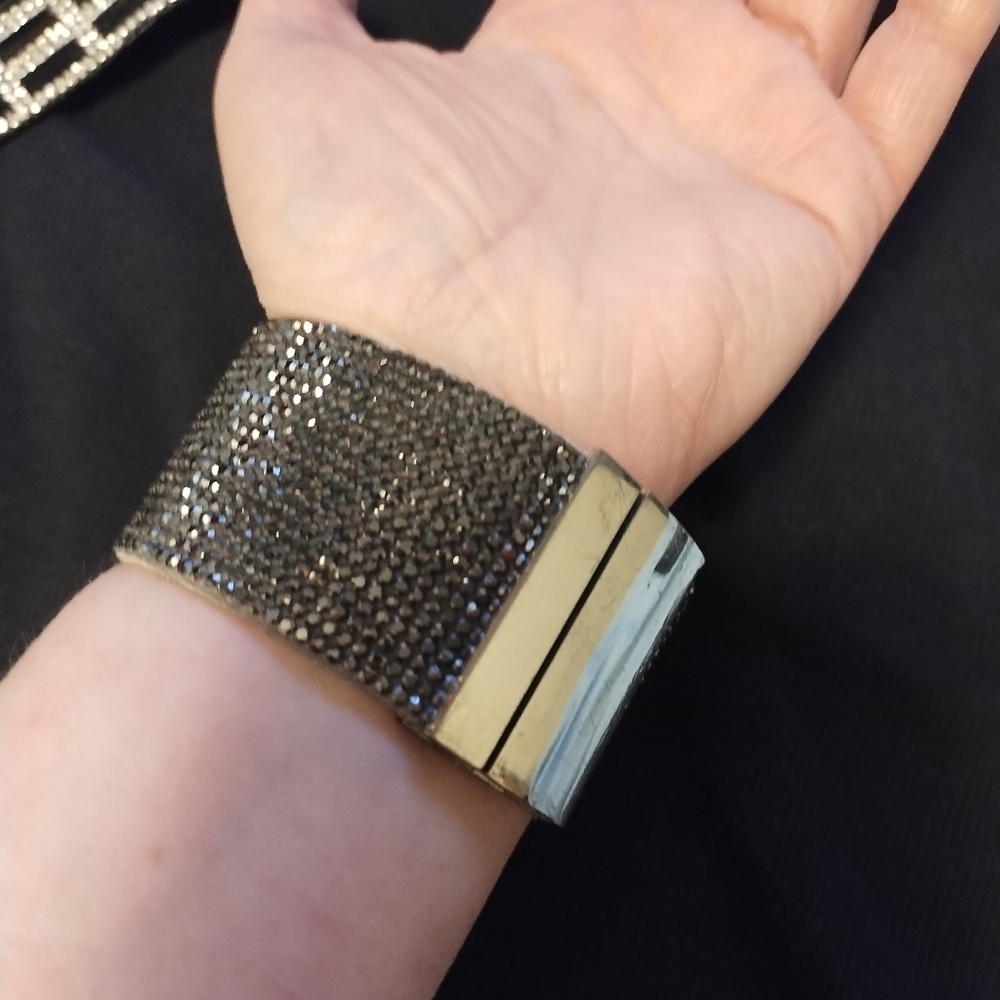 Two sparkly roll on cuff bracelets - Picture 3 of 9